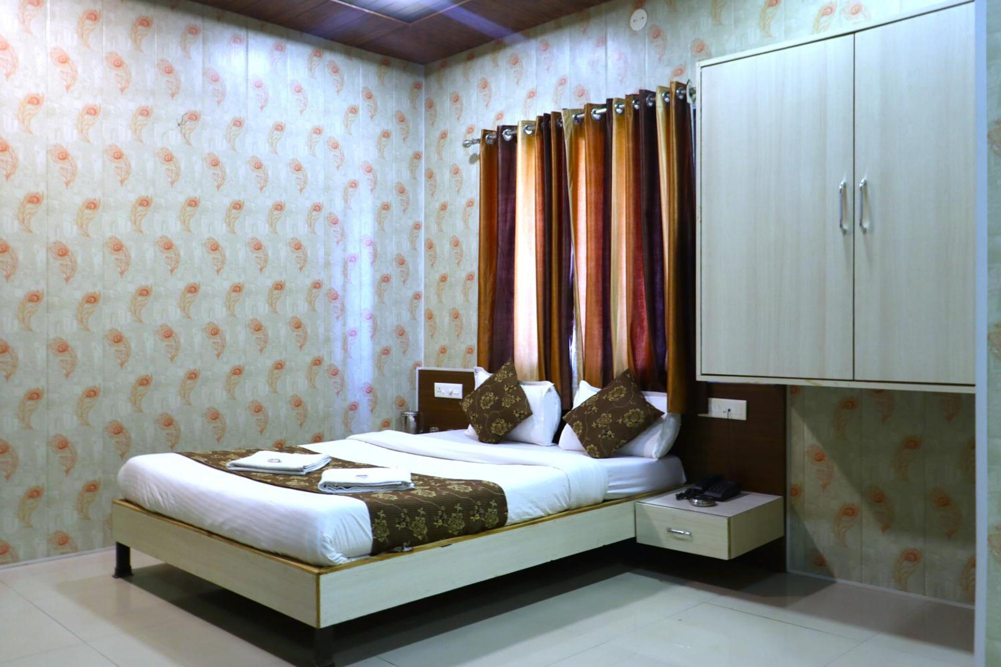 Hotel Midtown Inn Nashik Exterior photo